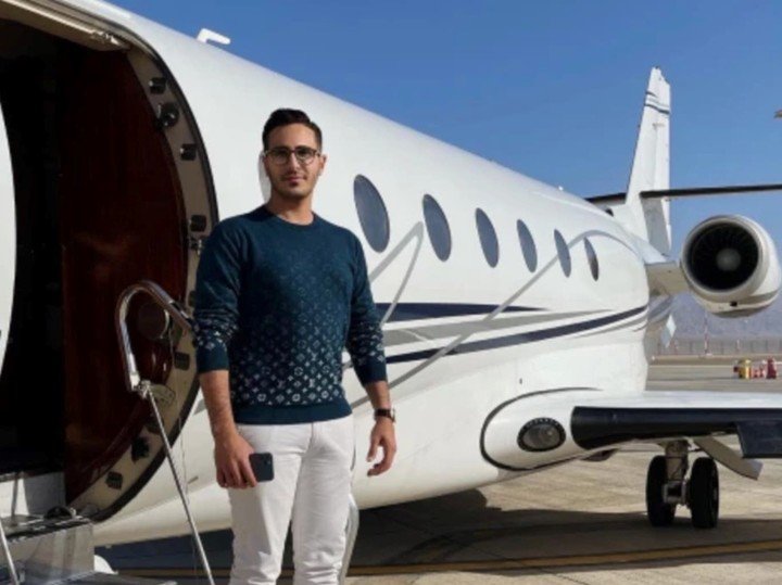 La increíble historia del estafador de Tinder Para los más tímidos y de malas en el amor, la aplicación Tinder se ha vuelto una alternativa interesante para conocer a personas encontrar una cita. No obstante, dada la naturaleza de la plataforma, Tinder también puede ser un lugar oscuro que se presta para realizar varias fechorías.