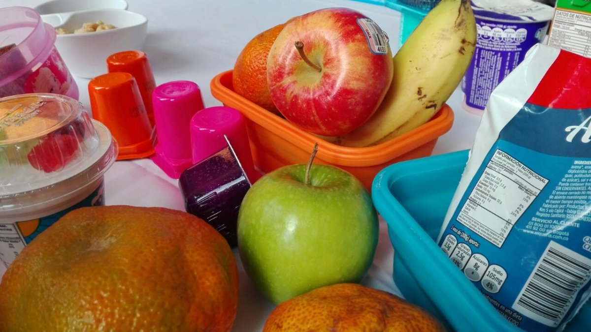 La lonchera de los niños, clave para su crecimiento 2 La lonchera de los niños, clave para su crecimiento El regreso a la presencialidad total avanza en Colombia, luego de casi dos años en los que los menores tuvieron que recibir clases virtuales, sometiéndose a un sedentarismo poco saludable, y a la posibilidad de comer a cualquier hora en la casa.