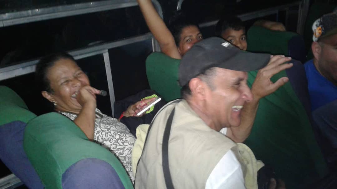 La epopeya cotidiana de los Andueza El 26 de mayo de 2018, los Andueza partieron por carretera de Caracas hacia la frontera con Colombia. No tenían pasaportes. “Tuvimos que pagar para poder pasar”, dice Yetzaí Alexandra Andueza Monsalve, menor de las hermanas Andueza. Ya en Cúcuta, el 28, intermediarios colombianos y venezolanos les esquilmaron a los migrantes el poco dinero que traían y algunas pertenencias. “Todo se gastó y mi mamá, mi hijo y yo, no teníamos pasajes para podernos venir a Bogotá”, dice.