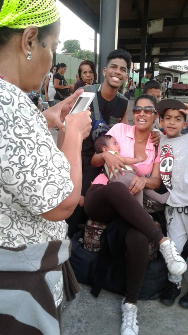 La epopeya cotidiana de los Andueza El 26 de mayo de 2018, los Andueza partieron por carretera de Caracas hacia la frontera con Colombia. No tenían pasaportes. “Tuvimos que pagar para poder pasar”, dice Yetzaí Alexandra Andueza Monsalve, menor de las hermanas Andueza. Ya en Cúcuta, el 28, intermediarios colombianos y venezolanos les esquilmaron a los migrantes el poco dinero que traían y algunas pertenencias. “Todo se gastó y mi mamá, mi hijo y yo, no teníamos pasajes para podernos venir a Bogotá”, dice.