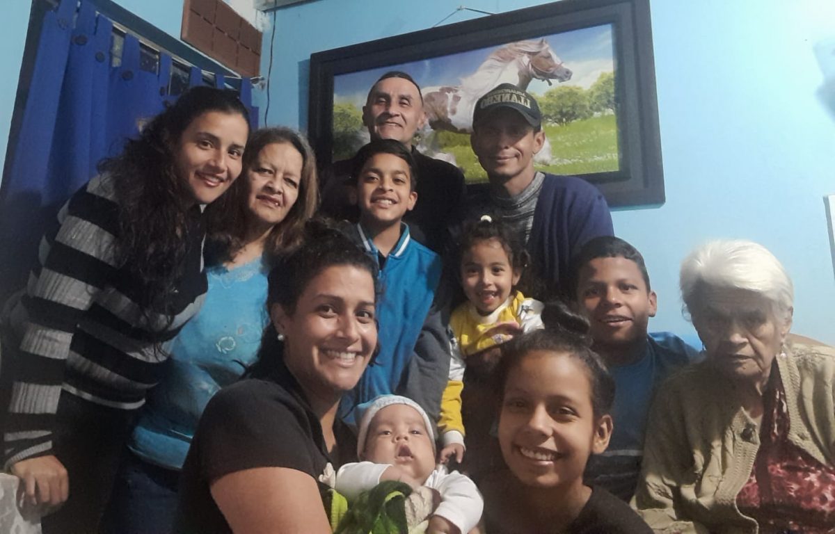 La epopeya cotidiana de los Andueza El 26 de mayo de 2018, los Andueza partieron por carretera de Caracas hacia la frontera con Colombia. No tenían pasaportes. “Tuvimos que pagar para poder pasar”, dice Yetzaí Alexandra Andueza Monsalve, menor de las hermanas Andueza. Ya en Cúcuta, el 28, intermediarios colombianos y venezolanos les esquilmaron a los migrantes el poco dinero que traían y algunas pertenencias. “Todo se gastó y mi mamá, mi hijo y yo, no teníamos pasajes para podernos venir a Bogotá”, dice.