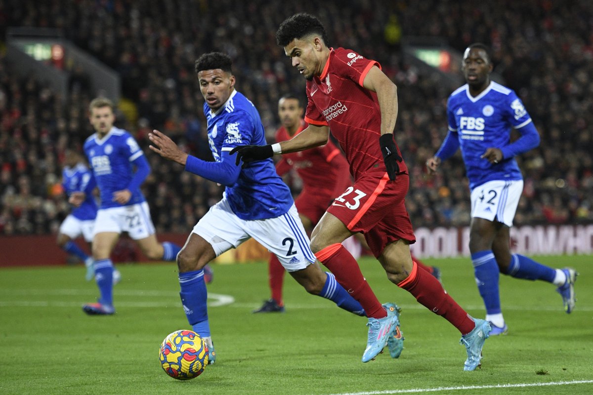 Luis Díaz salió aplaudido tras su debut en Liga Premier Con total categoría el atacante colombiano Luis Fernando Díaz debutó este jueves en la Liga Premier de Inglaterra, al destacarse en la victoria del Liverpool 2-0 como local frente al Leicester, gracias a un doblete del portugués Diogo Jota.