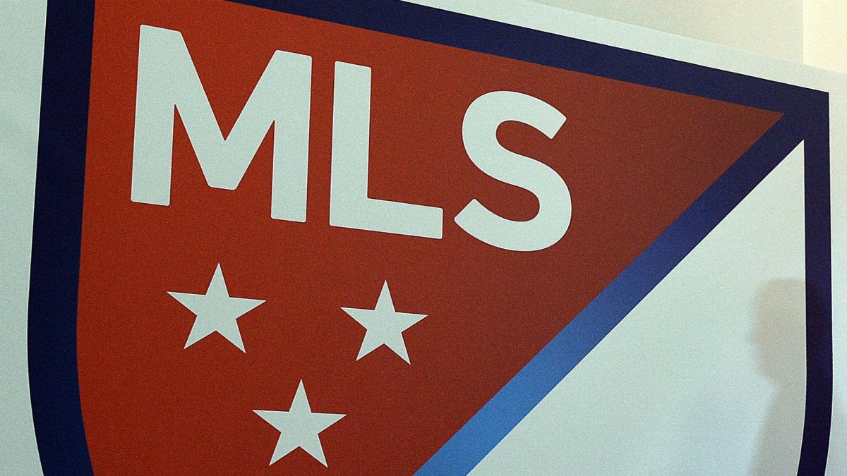 La MLS le cerraría las puertas a James Sin duda el canal preferido de interacción de James Rodríguez con sus seguidores y los amantes al fútbol es la plataforma Twitch. Uno de los temas que tocó recientemente fue la liga donde ve su futuro cercano y donde quisiera retirarse. El cucuteño aseguró que no descarta volver a Europa e insinuó que le gustaría colgar los guayos en la Major League Soccer (MLS), de Estados Unidos.