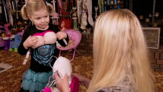 Niña de 6 años 'aumenta su busto' para ganar concurso de belleza Maddy Verst, una niña de tan solo 6 años de edad, fue blanco de múltiples críticas al salir a un escenario con relleno en su pecho y en su cola, esto con el fin de ganar un concurso de belleza en Estados Unidos.