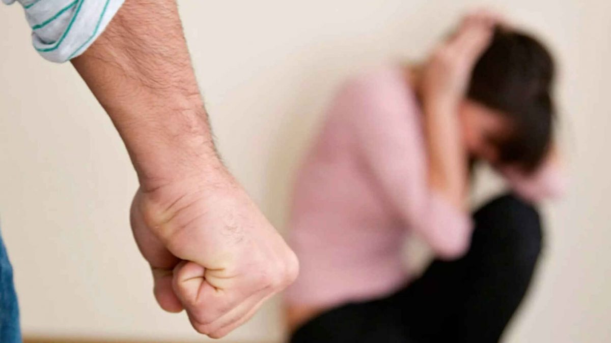 Usó el cuaderno de su hijo para denunciar a esposo maltratador 1 Usó el cuaderno de su hijo para denunciar a esposo maltratador Impotente al no poder usar un medio para dar a conocer su calvario, una mujer argentina tomó el cuaderno de su hijo y escribió una alarmante nota denunciando a su esposo, quien la sometía a maltrato físico y sicológico.