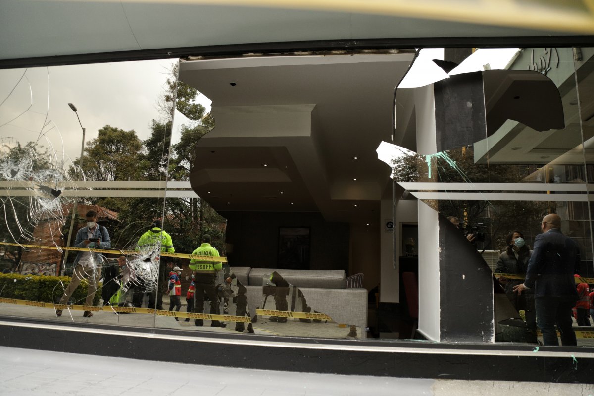 Dejan libres a manifestantes por ataque al hotel Radisson en Bogotá 1 Dejan libres a manifestantes por ataque al hotel Radisson en Bogotá El Juzgado 47 de Control de Garantías de Bogotá dejó en libertad a las dos personas que habían sido capturadas el pasado viernes, por atacar el hotel Radisson, en el norte de Bogotá, en el marco de una protesta contra el Foro de Madrid que se desarrollaba en el lugar.