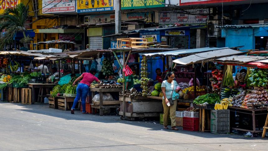 Más de 5,4 millones de colombianos trabajaron en la informalidad en 2021 1 Más de 5,4 millones de colombianos trabajaron en la informalidad en 2021 En 2021, más de 5,4 millones de personas trabajaron en la informalidad, por lo que no contaron con beneficios como los de seguridad social, ni pagos obligatorios a salud y pensiones.
