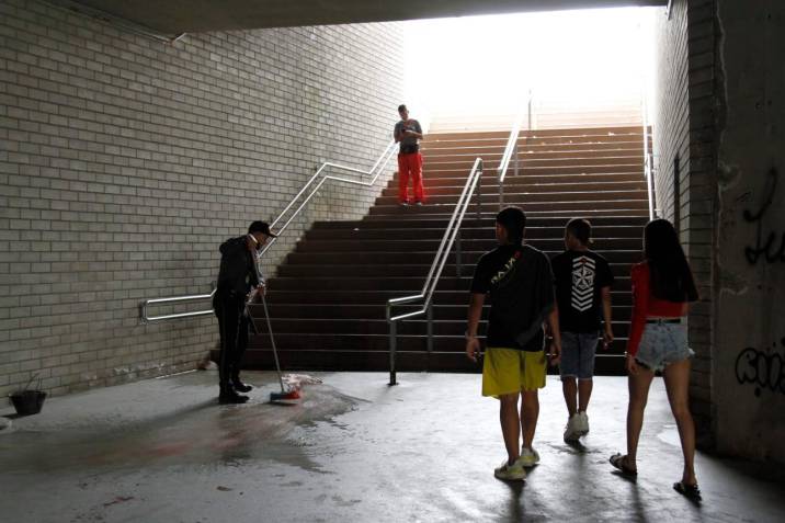 Asesinan a puñal a estudiante de colegio por robarle el celular 2 Asesinan a puñal a estudiante de colegio por robarle el celular En la madrugada de este viernes, a pesar de los esfuerzos de los profesionales del Hospital Universitario de Santander (HUS), falleció la jovencita que fue apuñalada en varias oportunidades cuando intentaba evitar que le robaran su celular en el túnel del Mesón de los Búcaros, en Bucaramanga.