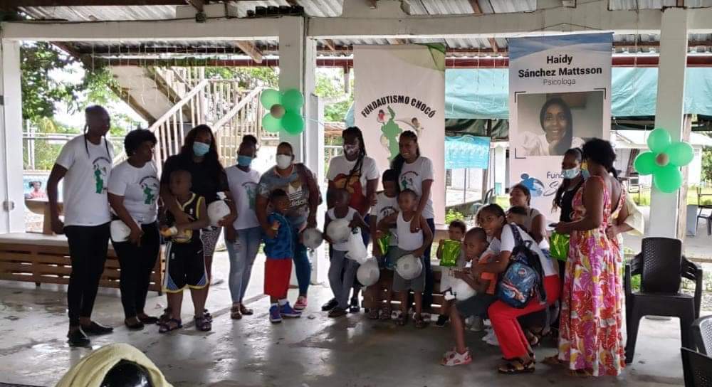Unidas para enfrentar los agobios del autismo A 9.365 kilómetros de distancia, cuando la pandemia encerró al mundo, dos chocoanas se unieron por una iniciativa social que no deja de crecer. Una alianza para que las familias de su departamento con pacientes autistas encuentren fórmulas de comunicación activa y puedan compartir conocimiento en un mismo espacio de atención especializada. Haidy Sánchez Mattsson es psicóloga y vive en Umea, llamada ciudad de los abedules, a doce horas en autobús de Estocolmo (Suecia). Amparo Palacios Mosquera es trabajadora social y habita en el barrio El Jardín de Quibdó.