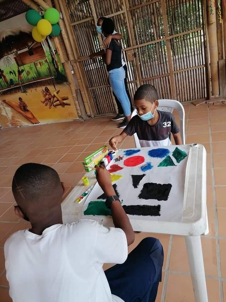 Unidas para enfrentar los agobios del autismo A 9.365 kilómetros de distancia, cuando la pandemia encerró al mundo, dos chocoanas se unieron por una iniciativa social que no deja de crecer. Una alianza para que las familias de su departamento con pacientes autistas encuentren fórmulas de comunicación activa y puedan compartir conocimiento en un mismo espacio de atención especializada. Haidy Sánchez Mattsson es psicóloga y vive en Umea, llamada ciudad de los abedules, a doce horas en autobús de Estocolmo (Suecia). Amparo Palacios Mosquera es trabajadora social y habita en el barrio El Jardín de Quibdó.