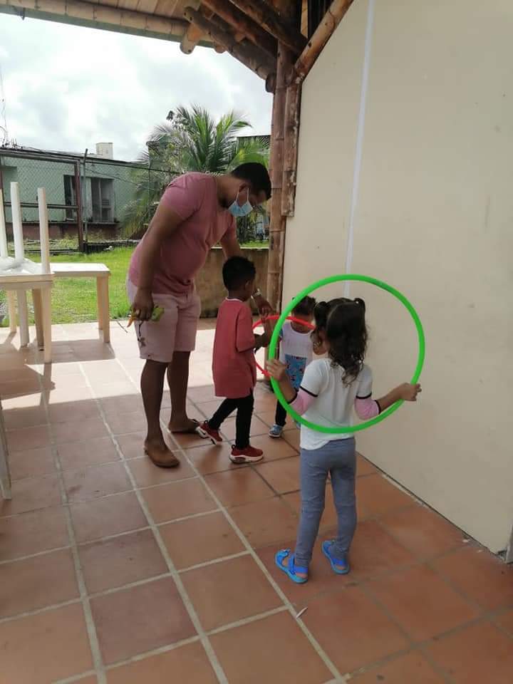Unidas para enfrentar los agobios del autismo A 9.365 kilómetros de distancia, cuando la pandemia encerró al mundo, dos chocoanas se unieron por una iniciativa social que no deja de crecer. Una alianza para que las familias de su departamento con pacientes autistas encuentren fórmulas de comunicación activa y puedan compartir conocimiento en un mismo espacio de atención especializada. Haidy Sánchez Mattsson es psicóloga y vive en Umea, llamada ciudad de los abedules, a doce horas en autobús de Estocolmo (Suecia). Amparo Palacios Mosquera es trabajadora social y habita en el barrio El Jardín de Quibdó.