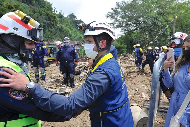 9 mil millones del Gobierno para la emergencia en Pereira 1 9 mil millones del Gobierno para la emergencia en Pereira El ministro del Interior, Daniel Palacios, visitó este miércoles Pereira, Risaralda, puntualmente el sector de la Esneda en donde se presentó el deslizamiento que, hasta el momento, según el Gobierno Nacional, ocasionó que más de 34 personas estén heridas y que 15 hayan fallecido.