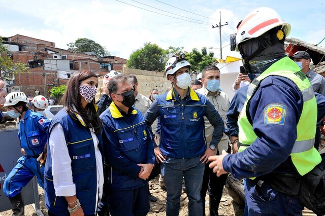 9 mil millones del Gobierno para la emergencia en Pereira 4 9 mil millones del Gobierno para la emergencia en Pereira El ministro del Interior, Daniel Palacios, visitó este miércoles Pereira, Risaralda, puntualmente el sector de la Esneda en donde se presentó el deslizamiento que, hasta el momento, según el Gobierno Nacional, ocasionó que más de 34 personas estén heridas y que 15 hayan fallecido.