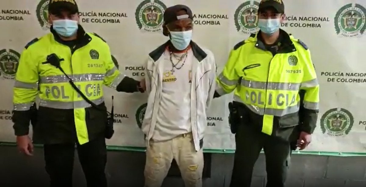 Con 94 balas para fusil capturan a un sujeto en el barrio Girardot 3 Con 94 balas para fusil capturan a un sujeto en el barrio Girardot Policías de la localidad de Santa Fe lograron la captura de un sujeto en el barrio Girardot, por el delito de porte ilegal de armas, esta vez nada y más y nada menos que para fusil.