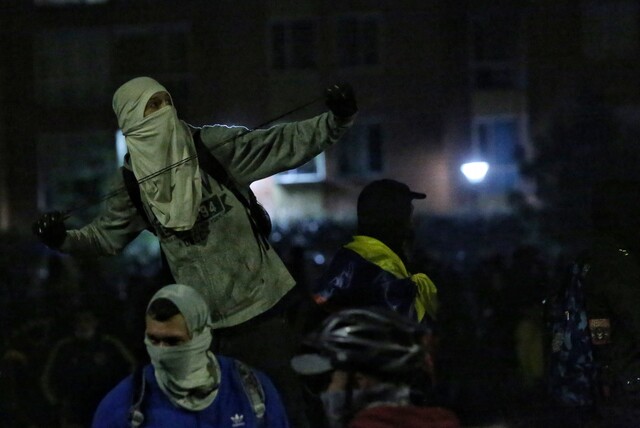 Judicializan a cinco presuntos miembros de la primera línea en Bogotá 1 Judicializan a cinco presuntos miembros de la primera línea en Bogotá Un juez de control de garantías judicializó a cinco presuntos integrantes de la Primera Línea Usme, por estar involucrados en actos de vandalismo, ataques contra la Fuerza Pública y retención de vehículos del Sistema Integrado de Transporte Público en el sur de Bogotá durante las manifestaciones de 2021.