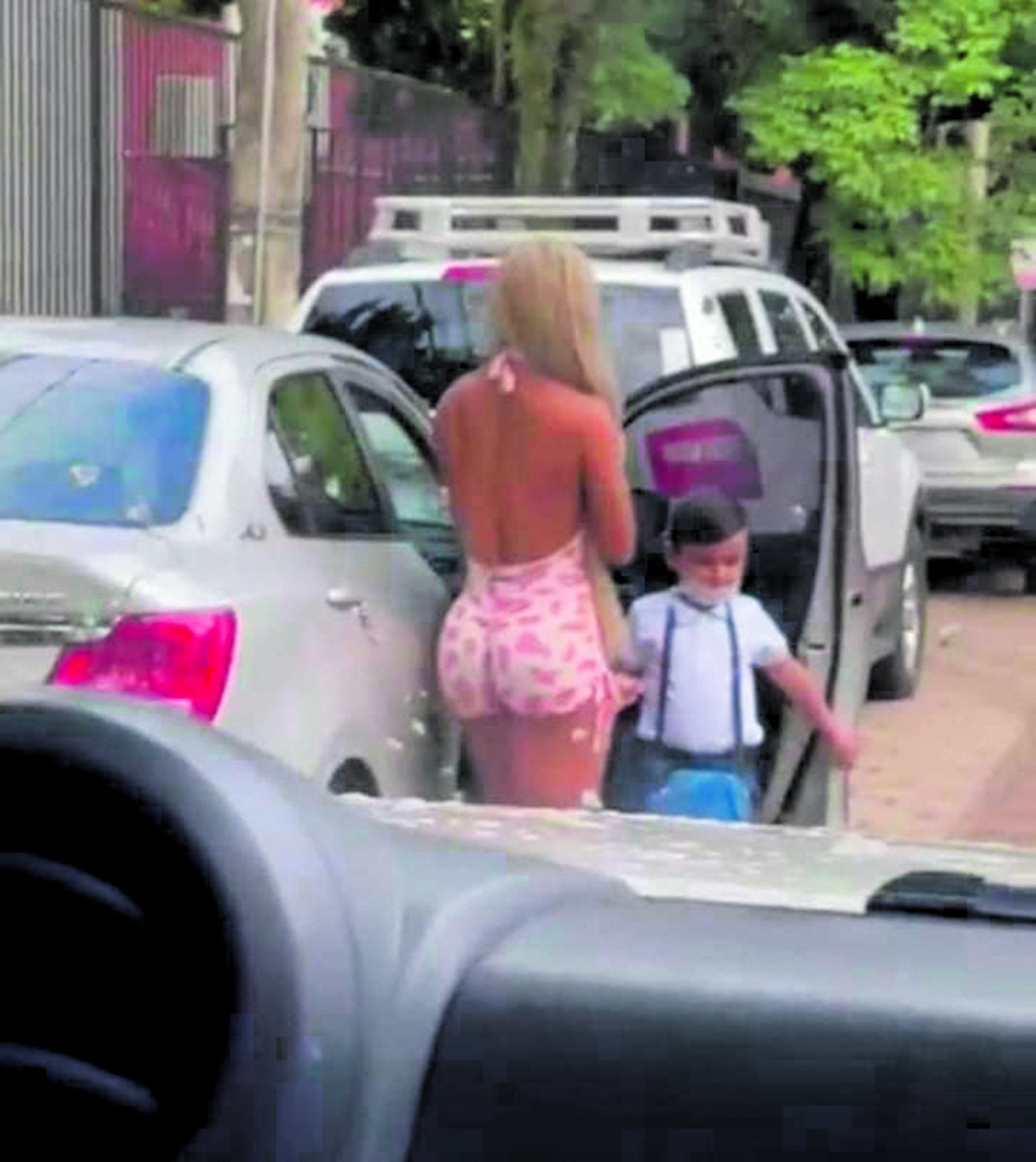Reapareció la sexy mamá que lleva a su hijo al colegio 1 Reapareció la sexy mamá que lleva a su hijo al colegio Esta semana se hizo viral un video grabado en Santa Cruz de la Sierra (Bolivia), donde una madre critica a una mujer por llevar a su hijo al colegio vestida en ropa ligera.