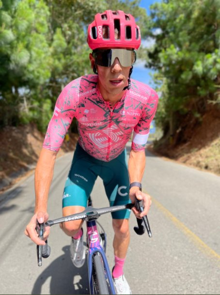 El niño que le siguió el ritmo a 'Rigo' en un entreno En carreteras nacionales son muchos los ciclistas aficionados que demuestran su talento. Incluso, a algunos les da hasta para seguirle el ritmo a las estrellas del deporte de las bielas. Eso precisamente fue lo que ocurrió con un niño, que se atrevió a seguirle el paso a Rigoberto Urán.