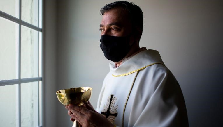 Sacerdote colombiano 'perdió' 20 años de bautizos 2 Sacerdote colombiano 'perdió' 20 años de bautizos El sacerdote colombiano y padre católico en Estados Unidos, Andrés Arango, utilizó un pronombre equivocado en bautizos, lo que hizo que invalidaran el sacramento durante más de 20 años.