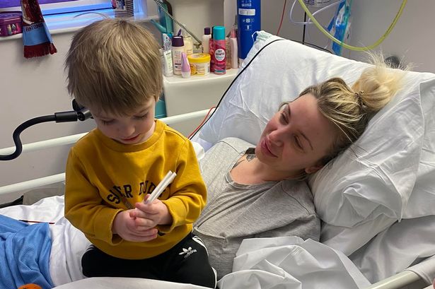 Sadie Kemp, la mujer que perdió todos los dedos de sus manos tras una infección Una joven en Inglaterra, llamada Sadie Kemp, sufrió de una infección y su vida cambió drásticamente cuando le tuvieron que amputar todos los dedos de sus manos.