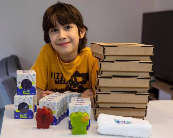 El niño de 9 años al que le dieron millones por porcentaje de su empresa 1 El niño de 9 años al que le dieron millones por porcentaje de su empresa Decir que Samuel Grajales es un niño genio no es exagerado, es lo justo para todo lo que ha conseguido a sus apenas 9 añitos. Este pequeño paisa tuvo una enorme idea de negocio en plena pandemia, que se convirtió en una empresa legalmente constituida: Buki Burbujas.