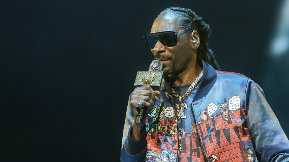 Snoop Dogg es demandado por agresión sexual 5 Snoop Dogg es demandado por agresión sexual Una mujer demandó al rapero estadounidense Snoop Dogg a quien acusa de haberla agredido sexualmente en 2013 en California. La demanda fue consignada el miércoles ante un tribunal federal de Los Ángeles.