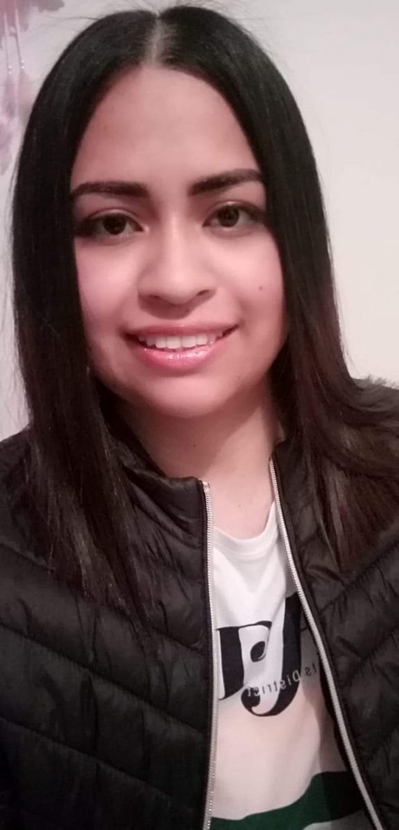 Solanyi duró muerta 4 días en su casa, en Engativá 2 Solanyi duró muerta 4 días en su casa, en Engativá Lejos de terminar, el drama de la familia Chavarro sigue causando tristeza e indignación entre los allegados de la recién graduada de 26 años, Solanyi Chavarro López. Aparte del misterioso final de esta joven guerrera, se le suma el hecho de que su cuerpo no fue levantado sino hasta cuatro días después de su misterioso deceso, razón por la cual sus familiares no han podido esclarecer cómo perdió la vida estando sola el pasado viernes.