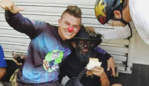 Influenciadores colombianos que murieron muy jóvenes 2 Influenciadores colombianos que murieron muy jóvenes El más reciente fallecimiento de Alejandro Castro, más conocido como 'Polinardo La Ley', tiene conmocionados a los colombianos, pero como él son varios los jóvenes que han perdido la vida cuando apenas estaban empezando a romperla haciendo contenidos digitales. A continuación le mostramos otros casos que fueron noticia en su momento.