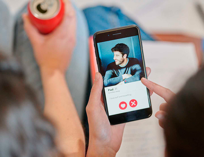 Cuidado con las estafas a través de Tinder ‘Hice ‘match’ se ha convertido en una expresión común en el mundo de las citas, y decir ‘Estoy en Tinder’ es sinónimo de ‘citas y disponible’. Con 75 millones de usuarios activos mensuales y 10,6 millones de suscriptores, en 10 años Tinder registró más de 70 mil millones de usuarios que hicieron ‘match’ y que dieron lugar a 1,5 millones de citas por semana.