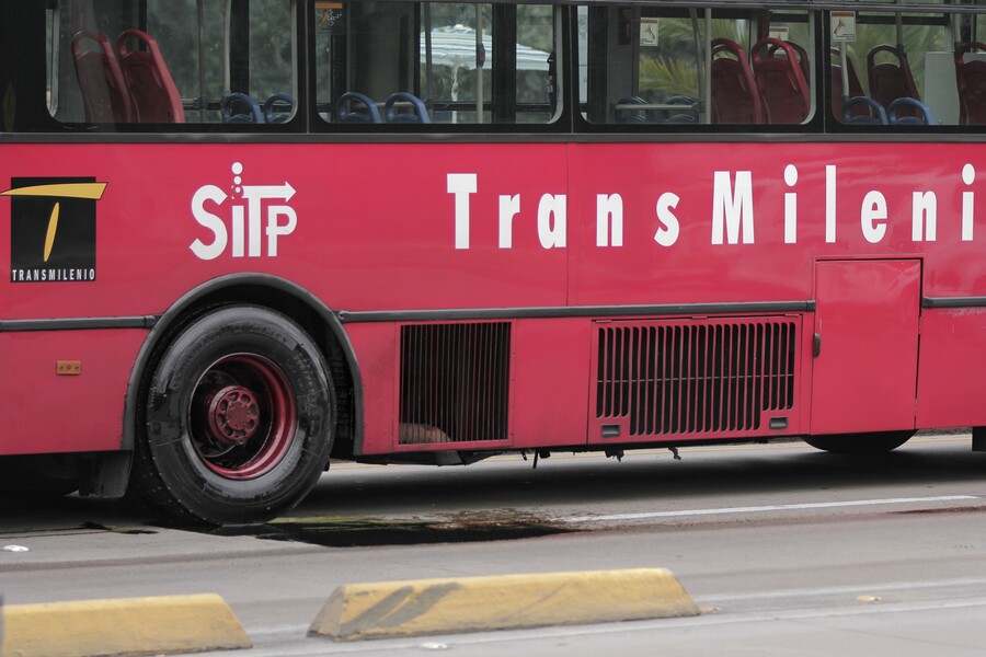 Agente del CTI se enfrentó a ladrones en bus de TransMilenio 8 Agente del CTI se enfrentó a ladrones en bus de TransMilenio La inseguridad en la ciudad de Bogotá no para, esta vez unos pillos ingresaron a un bus de TransMilenio para hacer un atraco masivo, sin embargo, se llevaron la sorpresa de que un agente del CIT estaba en el articulado.