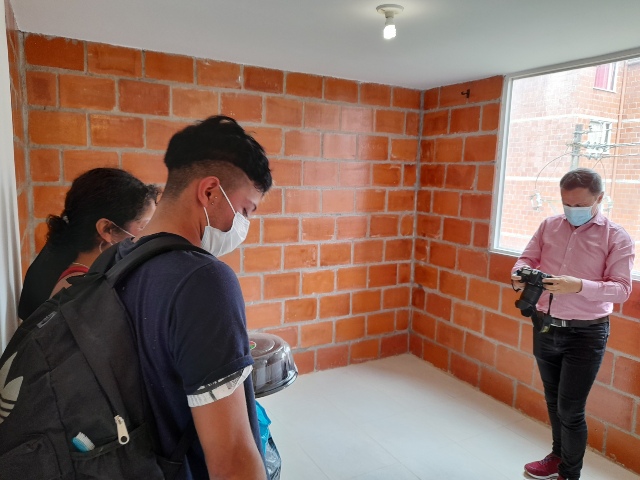 La Rolita, la única cotera de la Galería de Manizales, recibió apartamento 4 La Rolita, la única cotera de la Galería de Manizales, recibió apartamento París, un gato de tres meses, permanece agarrado al cuello de Santiago Buitrago, asegurándose de que su amo no lo vaya a dejar. El joven, de 16 años, termina de empacar con prisa sus enseres junto a su mamá, Jenny Alexandra Valderrama, cerciorándose de que no se les quede nada en el que fue su hogar. De 2,5 metros de frente por 6 metros de fondo. Con decir que tiene más espacio un contenedor que esa vivienda levantada hace nueve años en esterilla sobre una plancha de cemento y techada con hojas de zinc.
