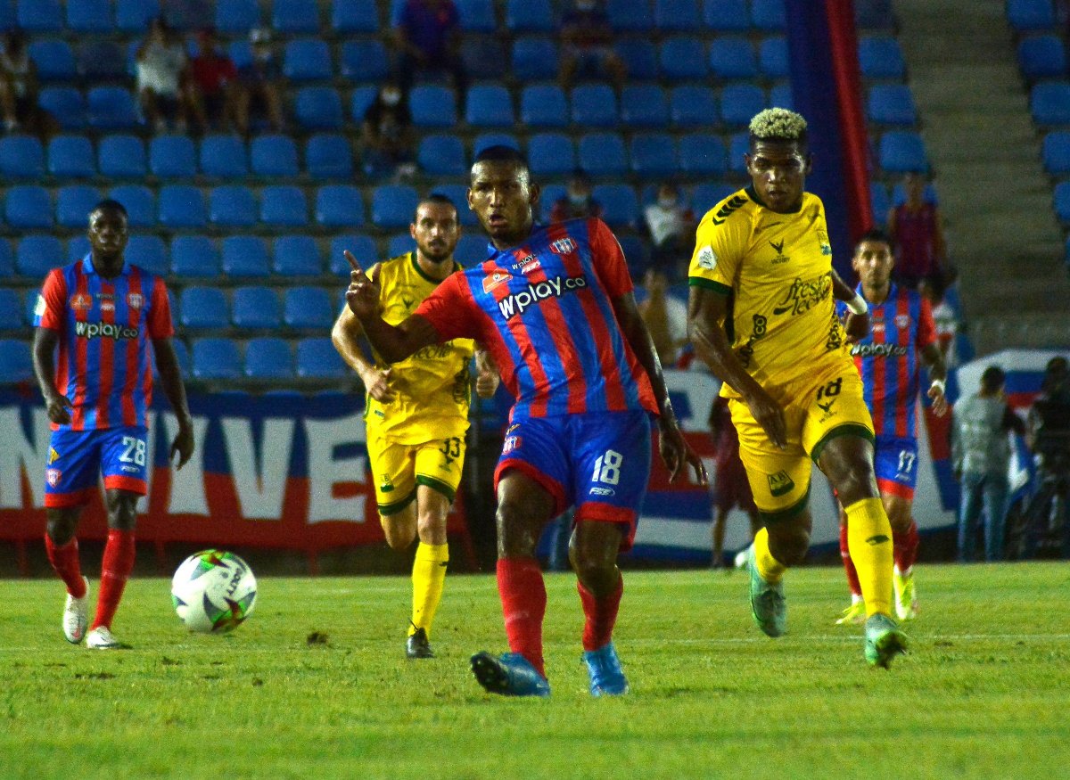 Hinchas del Unión se metieron a la cancha y agredieron a los jugadores 2 Hinchas del Unión se metieron a la cancha y agredieron a los jugadores Un hecho bochornoso ocurrió este martes en el juego que perdió Unión Magdalena 0-1 con Atlético Bucaramanga, en el estadio Sierra Nevada de Santa Marta, cuando los hinchas del 'Ciclón' invadieron el terreno de juego y agredieron a los jugadores.