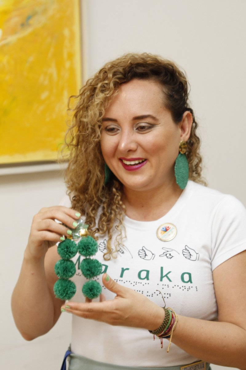 Las mujeres de Arauca que hacen maravillas con bolsas recicladas 2 Las mujeres de Arauca que hacen maravillas con bolsas recicladas Leidy Viviana Mantilla viene de Saravena (Arauca) con bolsos y sombreros que veinte mujeres cabeza de hogar han tejido con bolsas recicladas. Bordado ancestral que decanta la paciencia del crochet y el punto en cruz que alcanzó refinamiento con las bolsas de plástico que estas mujeres recuperan de la basura cotidiana.