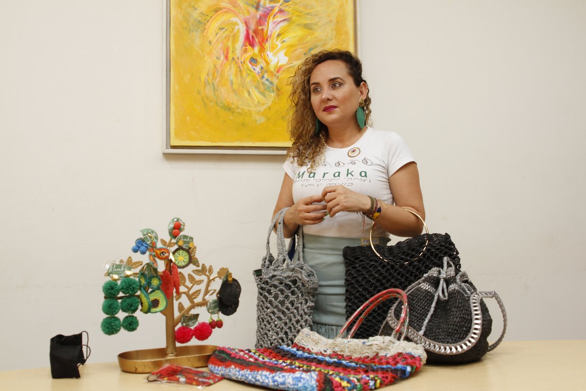 Las mujeres de Arauca que hacen maravillas con bolsas recicladas 1 Las mujeres de Arauca que hacen maravillas con bolsas recicladas Leidy Viviana Mantilla viene de Saravena (Arauca) con bolsos y sombreros que veinte mujeres cabeza de hogar han tejido con bolsas recicladas. Bordado ancestral que decanta la paciencia del crochet y el punto en cruz que alcanzó refinamiento con las bolsas de plástico que estas mujeres recuperan de la basura cotidiana.