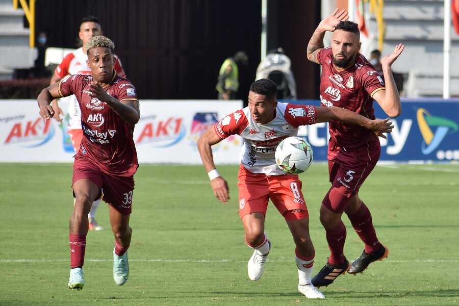 Santa Fe fue goleado y sigue en la mala en la Liga Santa Fe va de mal en peor en la Liga. El equipo capitalino pasó de lograr un invicto de cinco fechas a vivir una situación complicada, pues este miércoles, con la derrota por goleada 3-0 contra Tolima, como visitante, sumó su segunda caída consecutiva.