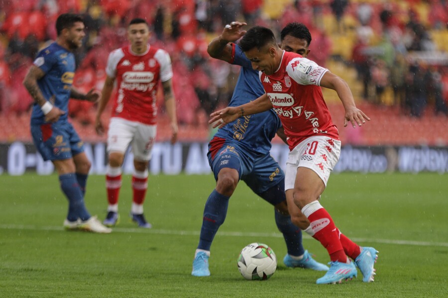 Santa Fe respira, volvió a ganar en la Liga 5 Santa Fe respira, volvió a ganar en la Liga Independiente Santa Fe le puso fin a su mal momento en la Liga. Este sábado, en El Campín, el cuadro 'Cardenal' se impuso 1-0 sobre el Medellín y se reivindicó con su afición, luego de dos derrotas consecutivas.