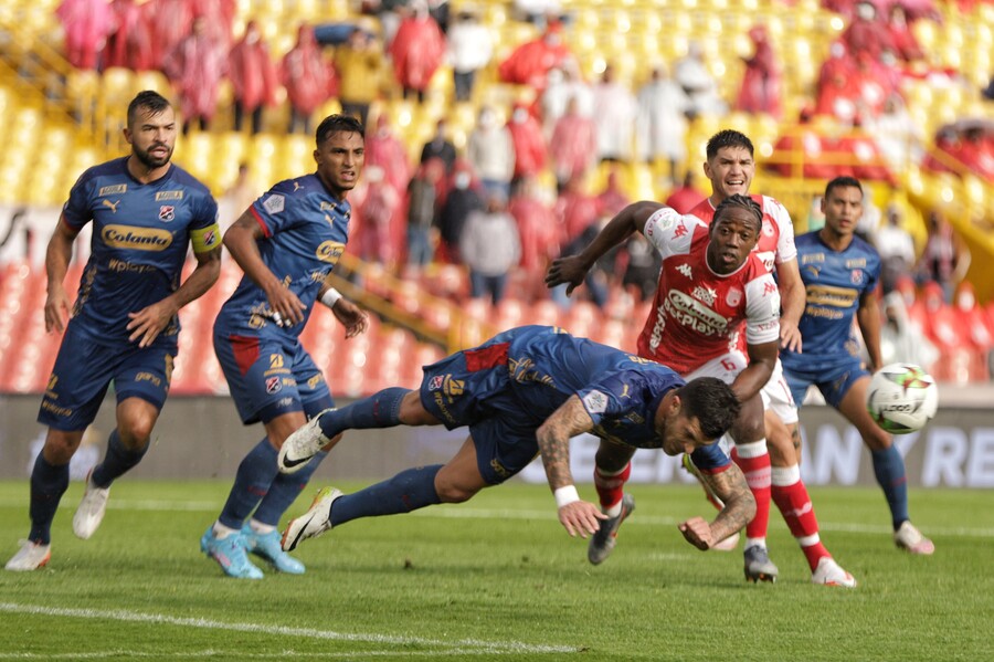 Santa Fe respira, volvió a ganar en la Liga 1 Santa Fe respira, volvió a ganar en la Liga Independiente Santa Fe le puso fin a su mal momento en la Liga. Este sábado, en El Campín, el cuadro 'Cardenal' se impuso 1-0 sobre el Medellín y se reivindicó con su afición, luego de dos derrotas consecutivas.