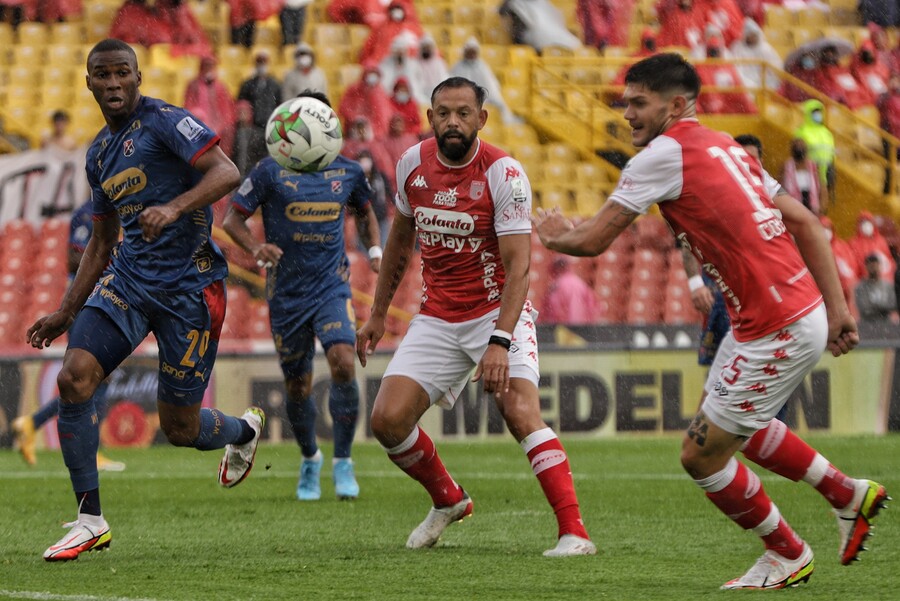 Santa Fe respira, volvió a ganar en la Liga 2 Santa Fe respira, volvió a ganar en la Liga Independiente Santa Fe le puso fin a su mal momento en la Liga. Este sábado, en El Campín, el cuadro 'Cardenal' se impuso 1-0 sobre el Medellín y se reivindicó con su afición, luego de dos derrotas consecutivas.