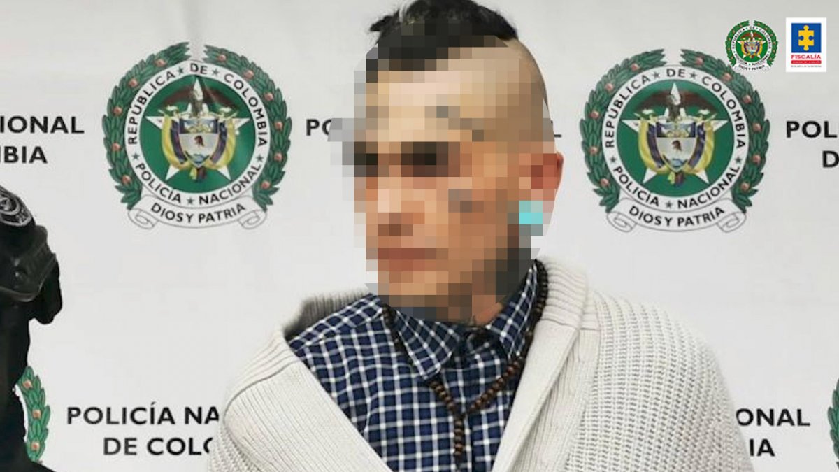 Alias '19' y tres sujetos más, acusados por vandalismo, tortura y agresiones La Fiscalía General de la Nación acusó formalmente a Sergio Andrés Pastor González, alias '19', señalado como uno de los presuntos articuladores del grupo 'Resistencia Portal Américas', y a otros tres supuestos integrantes de esta organización, quienes al parecer habrían participado en distintos actos de vandalismo, tortura a particulares y agresiones contra la fuerza pública en el suroccidente de Bogotá.