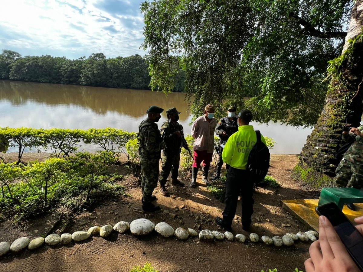 Se incautaron más de 3 mil proyectiles de las disidencias de las Farc En una operación conjunta entre la Armada de Colombia y el Ejército Nacional fue capturado un hombre que se movilizaba a bordo de una embarcación artesanal tipo canoa sobre el río Sencella, quien tenía en su poder 3.370 cartuchos de munición calibre 7.62 milímetros.