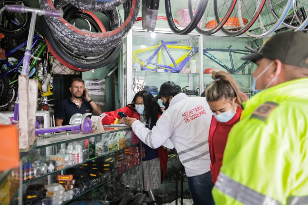 Cuatro bares cerrados por venta de licor adulterado en Bosa Dentro de la campaña de ‘Juntos Cuidamos Bogotá’ cuatro bares de la localidad de Bosa en los sectores de Piamonte, Bosa Centro y la Libertad, fueron cerrados por no cumplir con la normativa, venta de licor adulterado y presencia de menores de edad.
