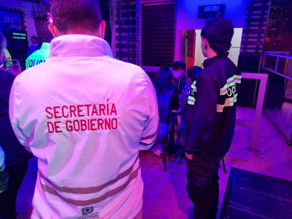 Cuatro bares cerrados por venta de licor adulterado en Bosa Dentro de la campaña de ‘Juntos Cuidamos Bogotá’ cuatro bares de la localidad de Bosa en los sectores de Piamonte, Bosa Centro y la Libertad, fueron cerrados por no cumplir con la normativa, venta de licor adulterado y presencia de menores de edad.
