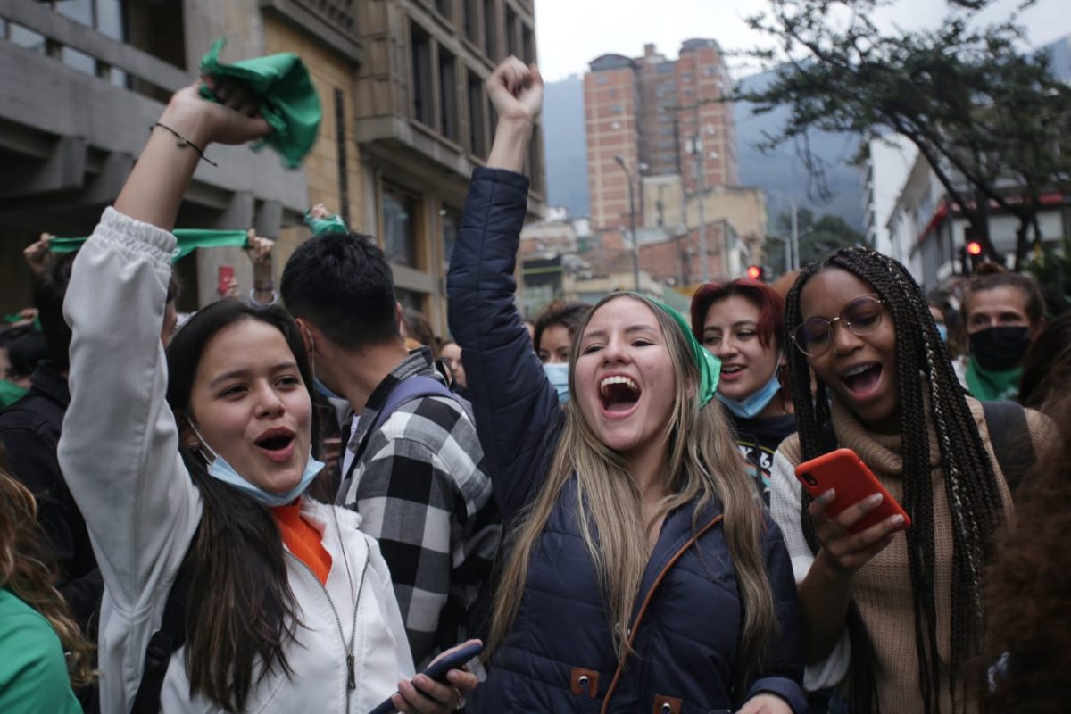 ABC de la aprobación del aborto en Colombia 2 ABC de la aprobación del aborto en Colombia Este lunes Colombia recibió una decisión histórica, pues la sala plena de la Corte Constitucional despenalizó la interrupción voluntaria del embarazo hasta la semana 24 de gestación. La votación quedó 5-4, luego de haberse estudiado la demanda que presentó el movimiento Causa Justa, conformado por varias organizaciones de mujeres que pedían eliminar el delito del aborto por completo del Código Penal.