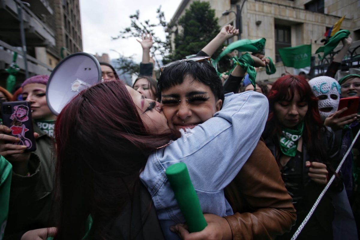 ABC de la aprobación del aborto en Colombia 3 ABC de la aprobación del aborto en Colombia Este lunes Colombia recibió una decisión histórica, pues la sala plena de la Corte Constitucional despenalizó la interrupción voluntaria del embarazo hasta la semana 24 de gestación. La votación quedó 5-4, luego de haberse estudiado la demanda que presentó el movimiento Causa Justa, conformado por varias organizaciones de mujeres que pedían eliminar el delito del aborto por completo del Código Penal.