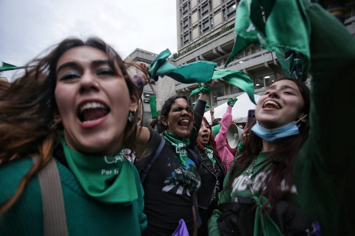 Las repercusiones tras la despenalización del aborto Luego de que la Corte Constitucional tomara la decisión de despenalizar el aborto hasta las 24 semanas, las opiniones en Colombia están divididas, pues aunque muchos están de acuerdo, aseguran que la maternidad debería ser deseada, es una decisión libre y no debería implicar acciones legales en contra de las mujeres que aborten, para otros esto va en contra del derecho a la vida.
