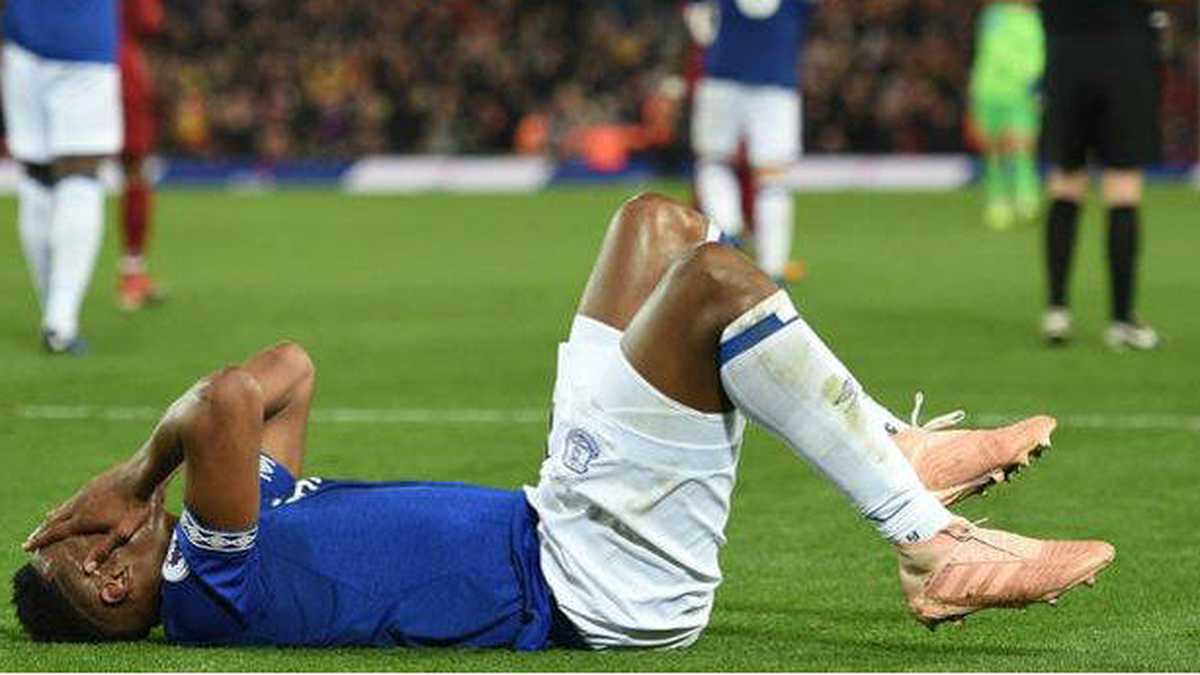 Una vez más se lesionó Yerry Mina 1 Una vez más se lesionó Yerry Mina El jugador colombiano Yerry Mina no pudo terminar el partido entre el Everton y el Newcastle por la Liga Premier League, disputado este martes, ya que presentó molestias en su pierna derecha y en el minuto 35 se tuvo que retirar de la chancha.
