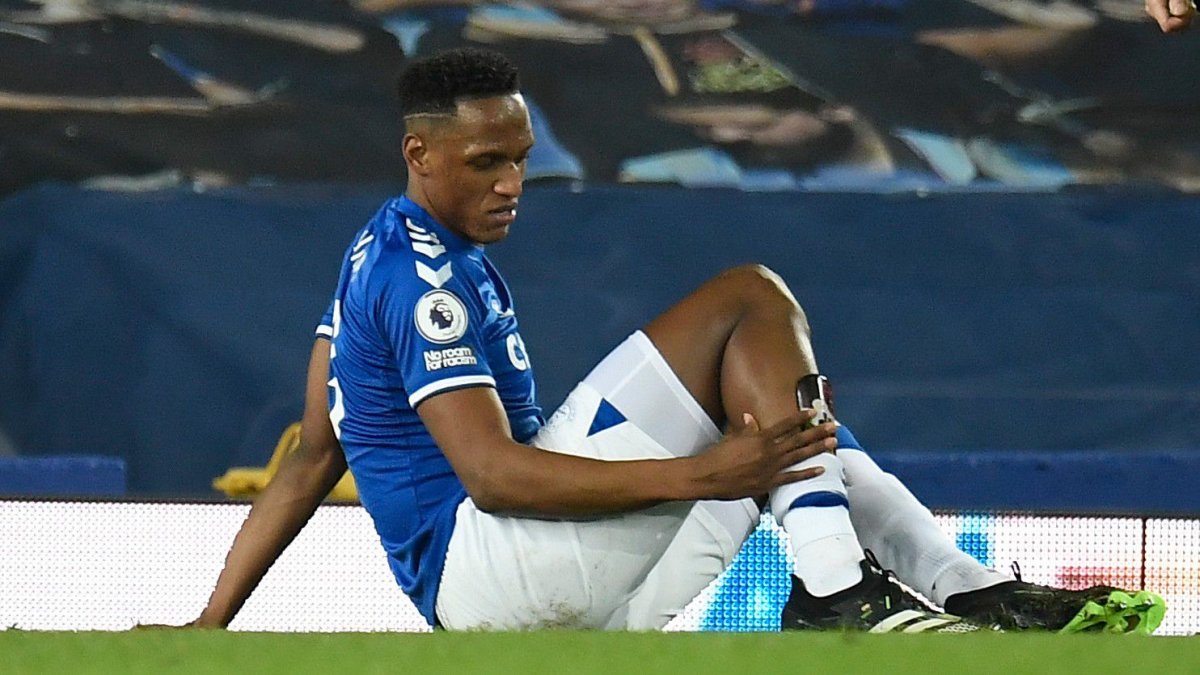 Una vez más se lesionó Yerry Mina El jugador colombiano Yerry Mina no pudo terminar el partido entre el Everton y el Newcastle por la Liga Premier League, disputado este martes, ya que presentó molestias en su pierna derecha y en el minuto 35 se tuvo que retirar de la chancha.