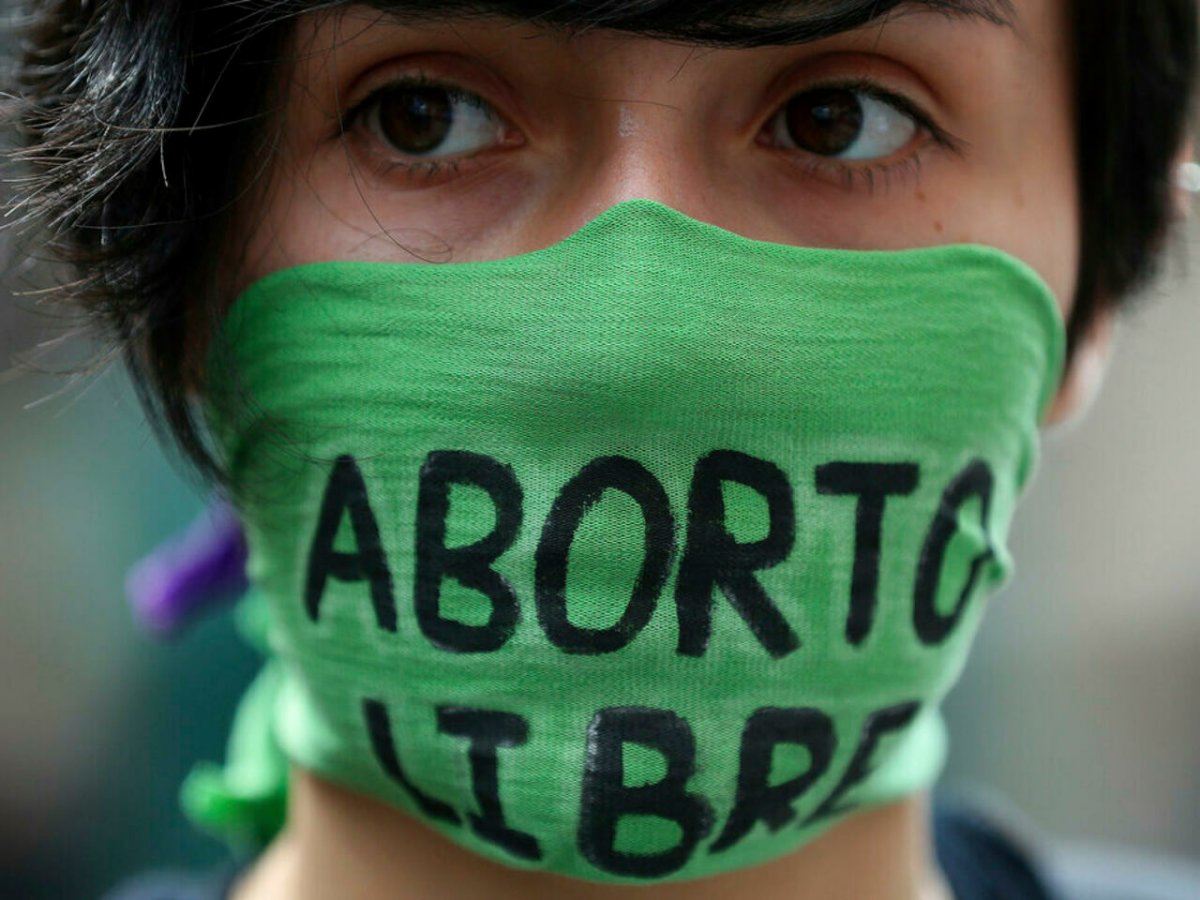 ABC de la aprobación del aborto en Colombia Este lunes Colombia recibió una decisión histórica, pues la sala plena de la Corte Constitucional despenalizó la interrupción voluntaria del embarazo hasta la semana 24 de gestación. La votación quedó 5-4, luego de haberse estudiado la demanda que presentó el movimiento Causa Justa, conformado por varias organizaciones de mujeres que pedían eliminar el delito del aborto por completo del Código Penal.