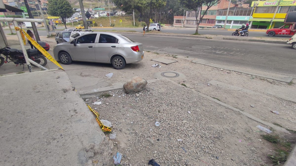 Asesinado dentro del carro junto a su novia en Usme Mientras un joven de 28 años iba conduciendo su automóvil y a pocos metros de él, en la silla del copiloto, iba su pareja sentimental, dos sujetos a bordo de una moto de alto cilindraje los estaban observando metros atrás. El parrillero iba armado y listo para cumplir con la tarea que le habían asignado: asesinar a ese muchacho.