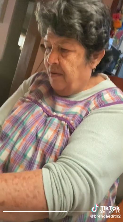 Abuela juntó sus ahorros para que su nieta fuera al concierto de Bad Bunny 4 Abuela juntó sus ahorros para que su nieta fuera al concierto de Bad Bunny En redes sociales se viralizó el video de una abuelita que le dio sus ahorros a su nieta para que ella pueda cumplir su sueño de conocer a Bad Bunny en concierto.
