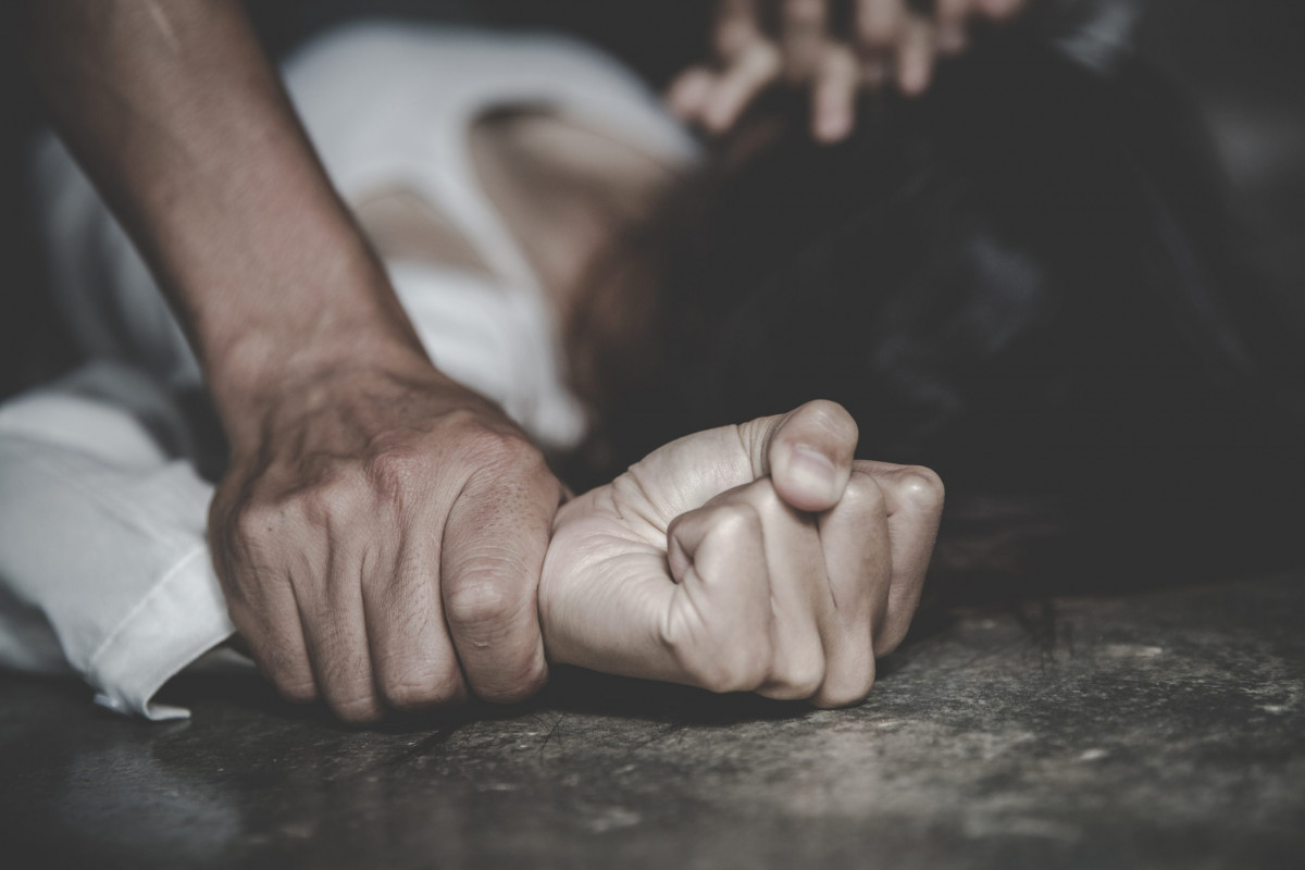 Buscan a peligroso delincuente que viola y roba mujeres en Ciudad Bolívar 1 Buscan a peligroso delincuente que viola y roba mujeres en Ciudad Bolívar En las últimas horas se conoció una grave denuncia de una mujer, que asegura haber sido una nueva víctima de un peligroso delincuente que no solamente le robó sus pertenencias, sino que también abusó sexualmente de ella, en Ciudad Bolívar.